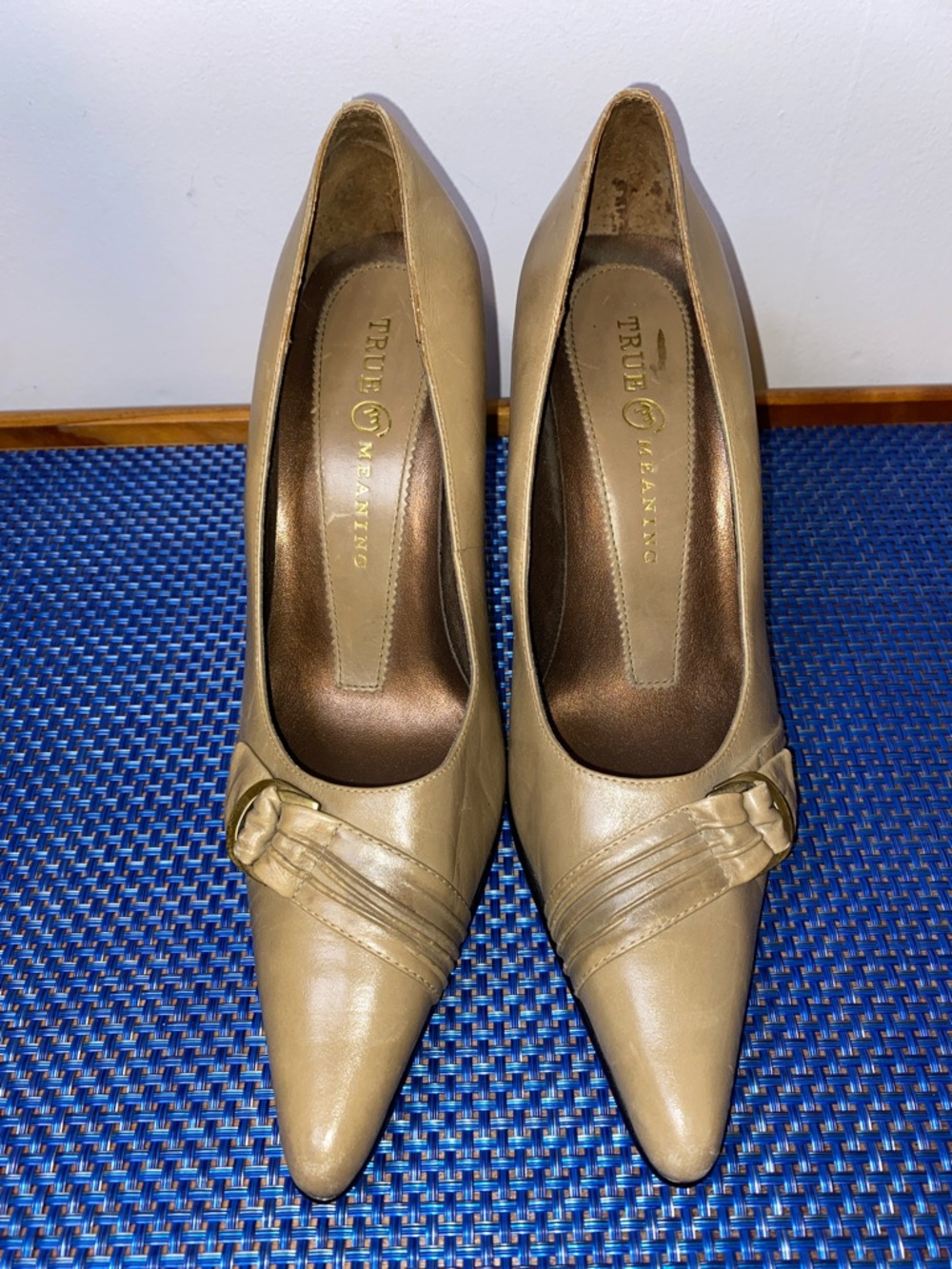 Vintage True Meaning heels, tan with buck detail, leather preowned sz. 9